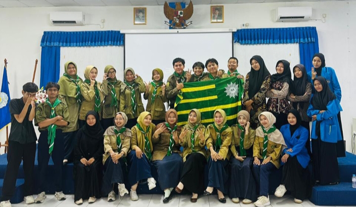 Foto bersama pengurus terpilih GK HW STIE Muhammadiyah Cilacap memegang bendera Hizbul Wathan di aula kampus usai musyawarah kafilah, mengusung misi baru konservasi pesisir.