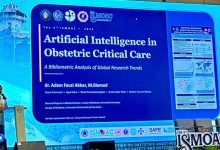dr. Adam Fauzi Akbar dari FK UMS mempresentasikan e-poster penelitian tentang Artificial Intelligence dalam perawatan intensif obstetri di ajang ISMOAC 2026.
