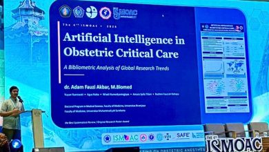 dr. Adam Fauzi Akbar dari FK UMS mempresentasikan e-poster penelitian tentang Artificial Intelligence dalam perawatan intensif obstetri di ajang ISMOAC 2026.
