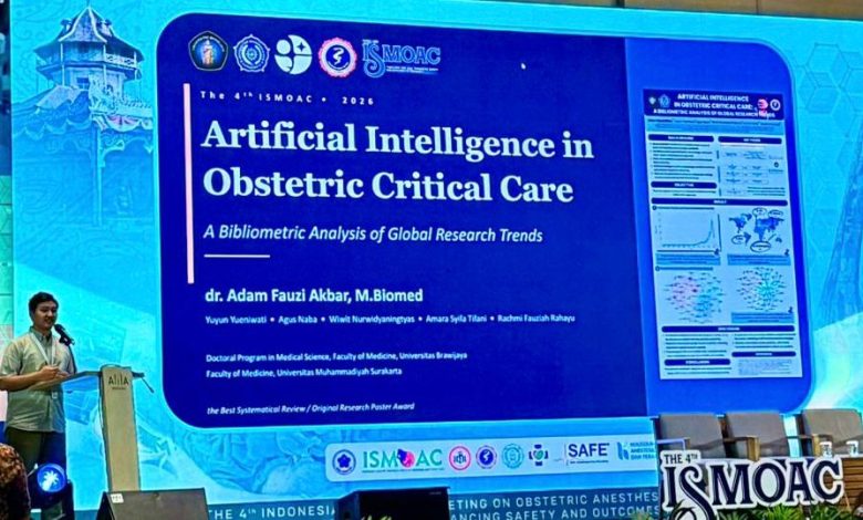 dr. Adam Fauzi Akbar dari FK UMS mempresentasikan e-poster penelitian tentang Artificial Intelligence dalam perawatan intensif obstetri di ajang ISMOAC 2026.