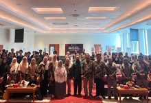 Peserta dan panitia berfoto bersama dalam acara 6th UMP Progressive Youth Conference di Aula Syamsuhadi Irsyad Purwokerto.