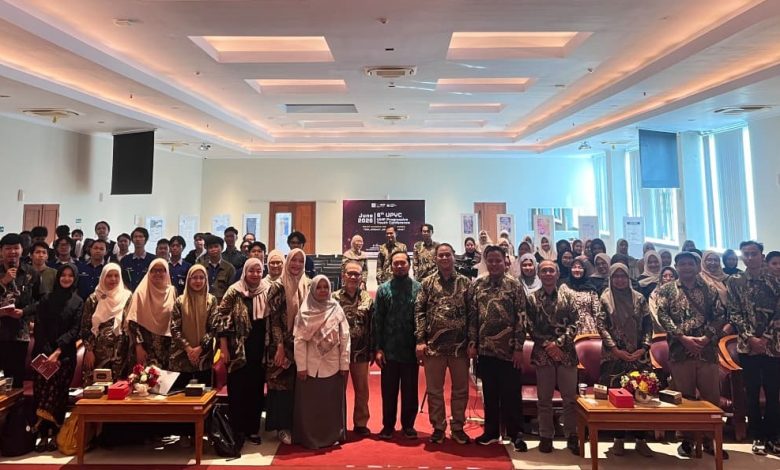 Peserta dan panitia berfoto bersama dalam acara 6th UMP Progressive Youth Conference di Aula Syamsuhadi Irsyad Purwokerto.