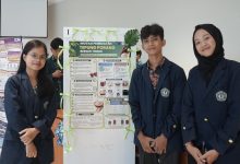 Mahasiswa memamerkan hasil riset inovasi pembuatan tepung porang bergizi tinggi dalam pameran teknologi ChEACo 2026 di UMP.