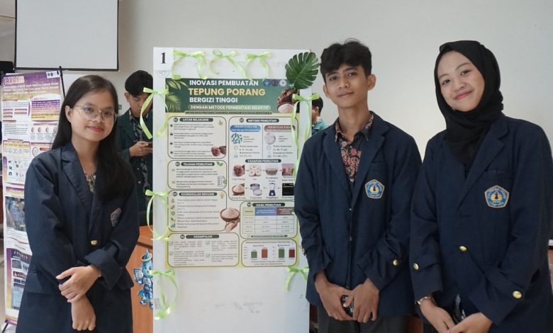 Mahasiswa memamerkan hasil riset inovasi pembuatan tepung porang bergizi tinggi dalam pameran teknologi ChEACo 2026 di UMP.
