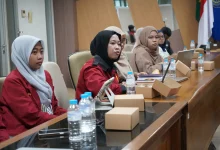 Peserta mahasiswa UMS yang mengenakan jas almamater merah mengikuti kegiatan pembekalan internal PPK Ormawa di ruang rapat.