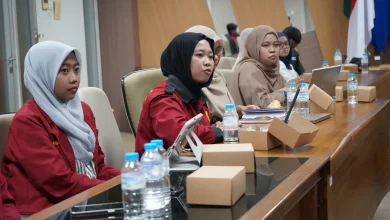 Peserta mahasiswa UMS yang mengenakan jas almamater merah mengikuti kegiatan pembekalan internal PPK Ormawa di ruang rapat.