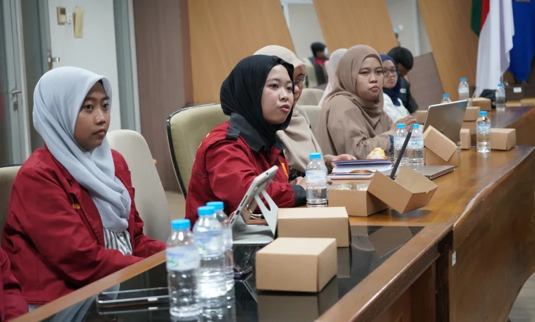 Peserta mahasiswa UMS yang mengenakan jas almamater merah mengikuti kegiatan pembekalan internal PPK Ormawa di ruang rapat.