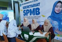 Suasana daftar ulang pendaftaran SMK Muhammadiyah 01 Keling 2026 gelombang pertama di halaman sekolah.