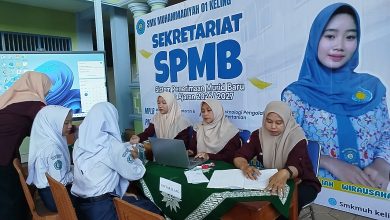 Suasana daftar ulang pendaftaran SMK Muhammadiyah 01 Keling 2026 gelombang pertama di halaman sekolah.