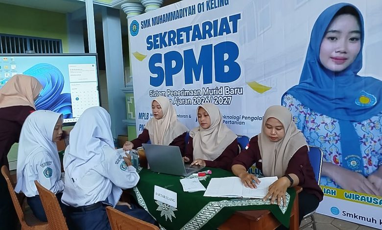 Suasana daftar ulang pendaftaran SMK Muhammadiyah 01 Keling 2026 gelombang pertama di halaman sekolah.