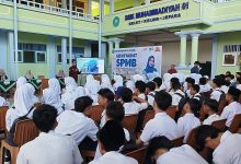 Suasana daftar ulang pendaftaran SMK Muhammadiyah 01 Keling 2026 gelombang pertama di halaman sekolah.