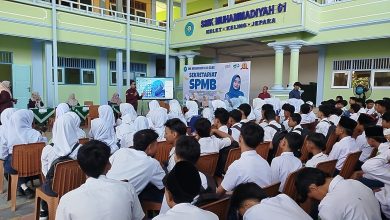 Suasana daftar ulang pendaftaran SMK Muhammadiyah 01 Keling 2026 gelombang pertama di halaman sekolah.