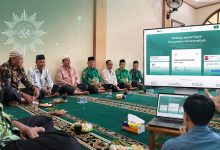Suasana bimtek digitalisasi Muhammadiyah dengan sistem SatuMU yang diikuti pengurus senior dan generasi muda di PCM Kembang Jepara.