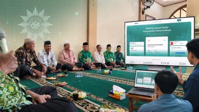 Suasana bimtek digitalisasi Muhammadiyah dengan sistem SatuMU yang diikuti pengurus senior dan generasi muda di PCM Kembang Jepara.