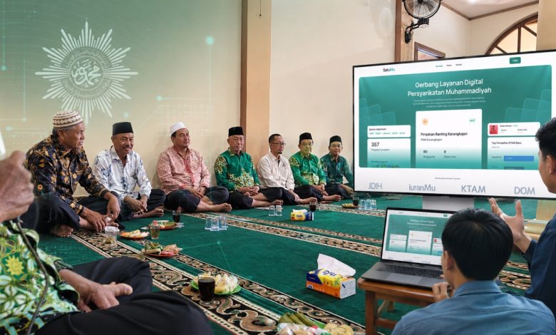 Suasana bimtek digitalisasi Muhammadiyah dengan sistem SatuMU yang diikuti pengurus senior dan generasi muda di PCM Kembang Jepara.