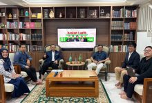 Narasumber mahasiswa FEB UMS foto bersama dalam kegiatan Jualan Laris Malaysia membahas strategi kemasan produk UMKM.
