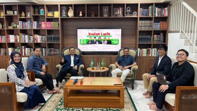 Narasumber mahasiswa FEB UMS foto bersama dalam kegiatan Jualan Laris Malaysia membahas strategi kemasan produk UMKM.