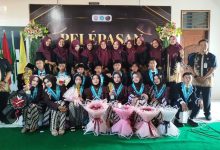 Sesi foto bersama wisudawan pada acara kelulusan SMP Muhammadiyah Keling 2026 di aula sekolah.
