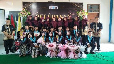 Sesi foto bersama wisudawan pada acara kelulusan SMP Muhammadiyah Keling 2026 di aula sekolah.
