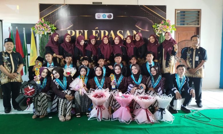 Sesi foto bersama wisudawan pada acara kelulusan SMP Muhammadiyah Keling 2026 di aula sekolah.
