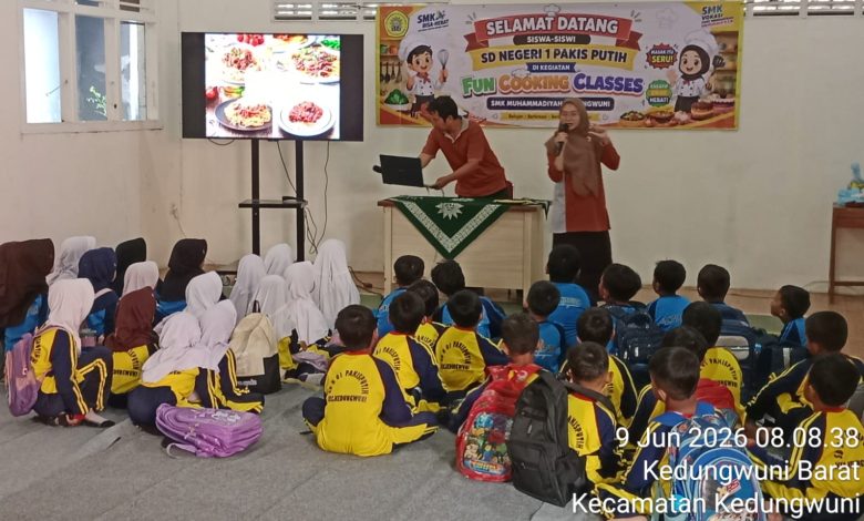 Suasana Fun Cooking Class SMK Muhammadiyah Kedungwuni bersama siswa SD Negeri 1 Pakisputih Pekalongan.