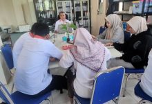Suasana rapat koordinasi dan evaluasi program kerja staf kantor Lazismu.