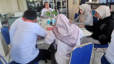 Suasana rapat koordinasi dan evaluasi program kerja staf kantor Lazismu.
