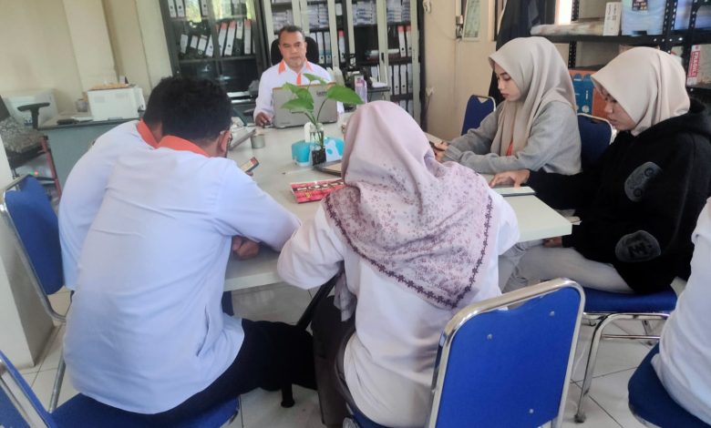 Suasana rapat koordinasi dan evaluasi program kerja staf kantor Lazismu.