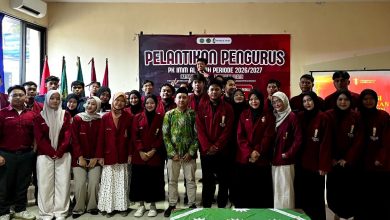 Sekelompok mahasiswa pengurus IMM berpose untuk foto bersama dengan pejabat universitas setelah pelantikan.