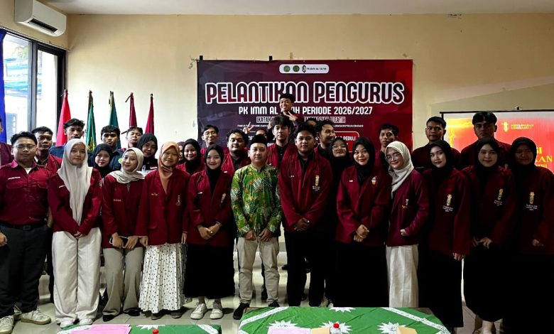 Sekelompok mahasiswa pengurus IMM berpose untuk foto bersama dengan pejabat universitas setelah pelantikan.