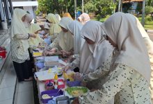 Anggota Nasyiatul Aisyiyah Batang sedang menyiapkan bekal sekolah sehat berbahan pangan lokal dalam kegiatan lomba memasak di Pendopo Bupati Batang.
