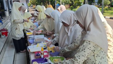 Anggota Nasyiatul Aisyiyah Batang sedang menyiapkan bekal sekolah sehat berbahan pangan lokal dalam kegiatan lomba memasak di Pendopo Bupati Batang.