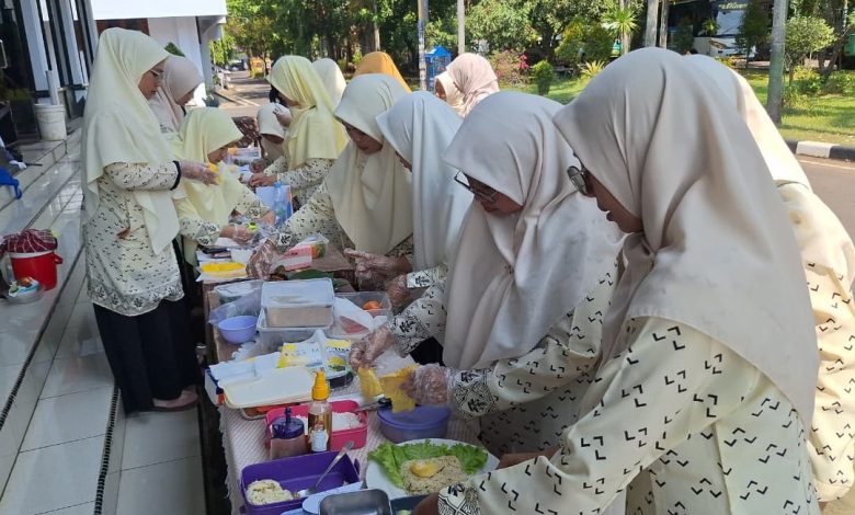 Anggota Nasyiatul Aisyiyah Batang sedang menyiapkan bekal sekolah sehat berbahan pangan lokal dalam kegiatan lomba memasak di Pendopo Bupati Batang.
