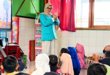 Mahasiswa KKN UMS mengajarkan langkah cuci tangan pakai sabun kepada anak-anak TK Aisyiyah Sindon menggunakan media audiovisual.