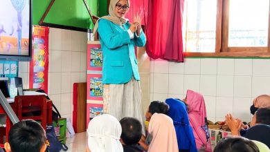 Mahasiswa KKN UMS mengajarkan langkah cuci tangan pakai sabun kepada anak-anak TK Aisyiyah Sindon menggunakan media audiovisual.