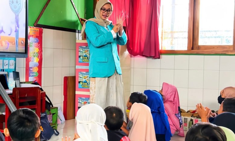 Mahasiswa KKN UMS mengajarkan langkah cuci tangan pakai sabun kepada anak-anak TK Aisyiyah Sindon menggunakan media audiovisual.