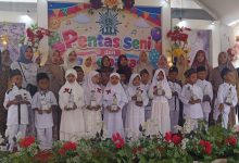 Siswa KB dan TK Aisyiyah Dorang Jepara berfoto bersama guru dan piala saat acara pentas seni dan pelepasan siswa tahun 2026.