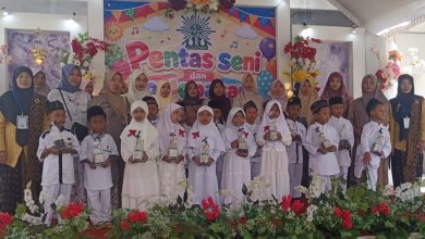 Siswa KB dan TK Aisyiyah Dorang Jepara berfoto bersama guru dan piala saat acara pentas seni dan pelepasan siswa tahun 2026.