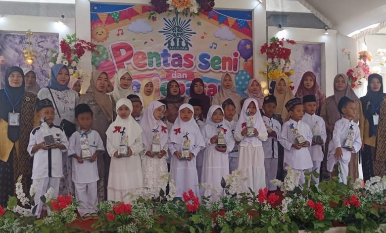 Siswa KB dan TK Aisyiyah Dorang Jepara berfoto bersama guru dan piala saat acara pentas seni dan pelepasan siswa tahun 2026.