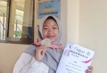 Siswa SMP berprestasi Amira Nugraheni Syahida menunjukkan medali dan sertifikat Indonesia Open 2026.