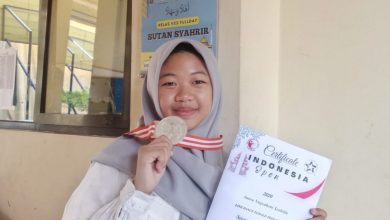 Siswa SMP berprestasi Amira Nugraheni Syahida menunjukkan medali dan sertifikat Indonesia Open 2026.