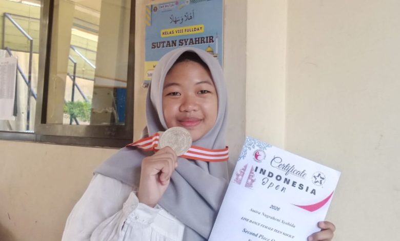 Siswa SMP berprestasi Amira Nugraheni Syahida menunjukkan medali dan sertifikat Indonesia Open 2026.