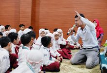 Siswa SD Muhammadiyah PK Kottabarat Solo belajar bahasa Inggris interaktif bersama native speaker asal Uzbekistan.
