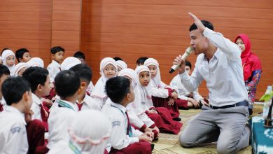Siswa SD Muhammadiyah PK Kottabarat Solo belajar bahasa Inggris interaktif bersama native speaker asal Uzbekistan.