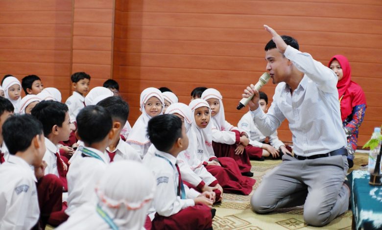 Siswa SD Muhammadiyah PK Kottabarat Solo belajar bahasa Inggris interaktif bersama native speaker asal Uzbekistan.