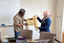 Wakil Dekan I FEB UMS menunjukkan produk kain Batik Ecoprint Indonesia kepada mitra akademis internasional di Jepang.