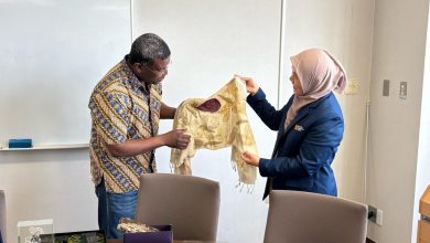 Wakil Dekan I FEB UMS menunjukkan produk kain Batik Ecoprint Indonesia kepada mitra akademis internasional di Jepang.