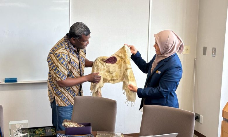 Wakil Dekan I FEB UMS menunjukkan produk kain Batik Ecoprint Indonesia kepada mitra akademis internasional di Jepang.