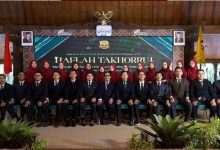 Foto bersama jajaran guru dan pimpinan dalam acara Haflah Takhorruj SMP Muhammadiyah Program Khusus Temanggung.