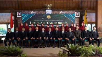 Foto bersama jajaran guru dan pimpinan dalam acara Haflah Takhorruj SMP Muhammadiyah Program Khusus Temanggung.